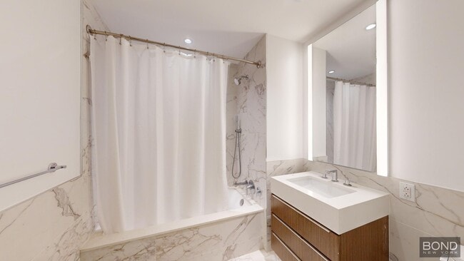 Building Photo - 400 W 61st St