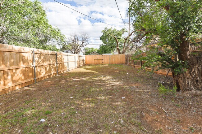 Building Photo - Newly Remodeled Duplex with Modern Touches...