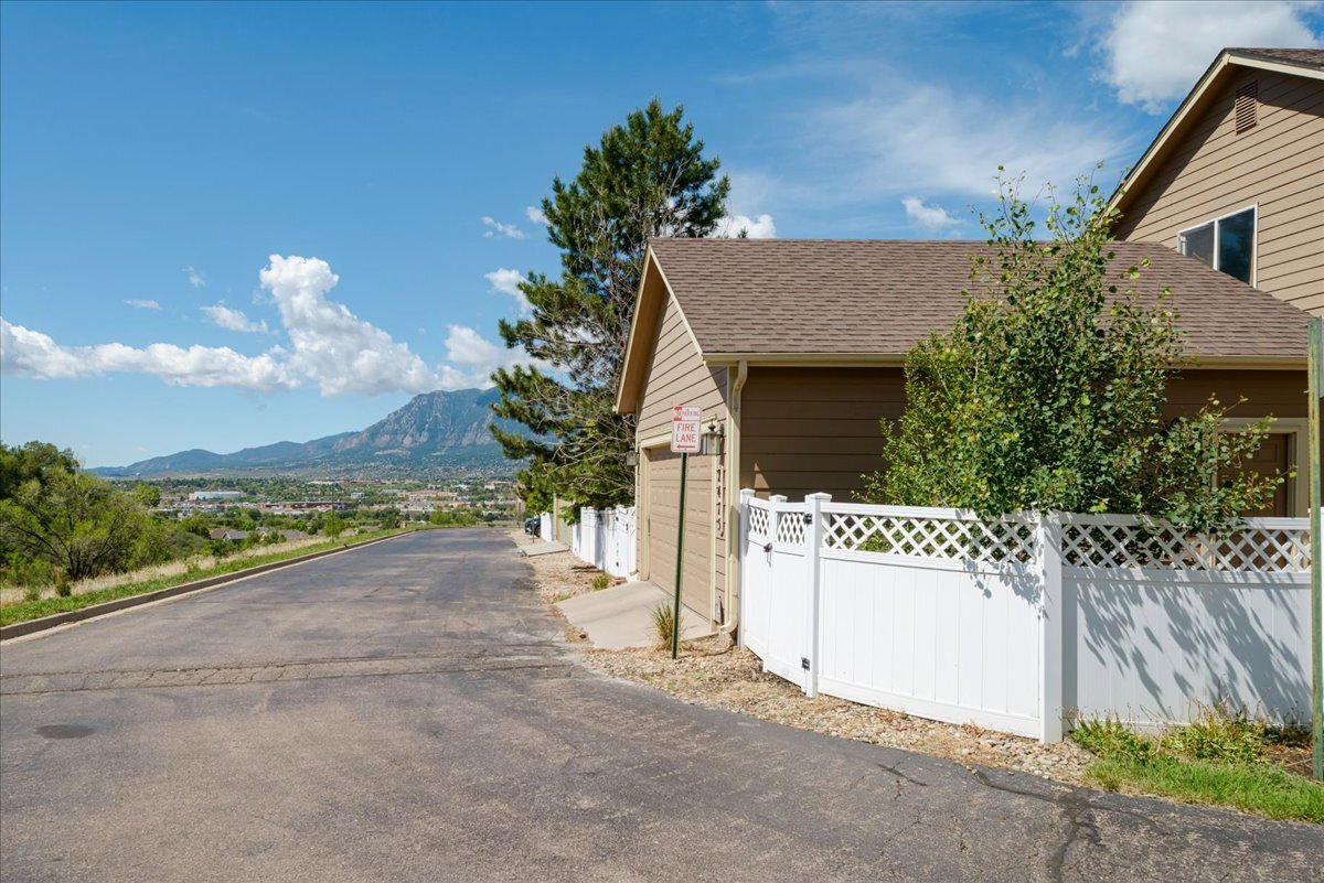 Building Photo - 2475 Saint Paul Dr
