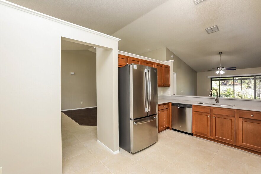 Building Photo - 806 E Charing Cross Cir