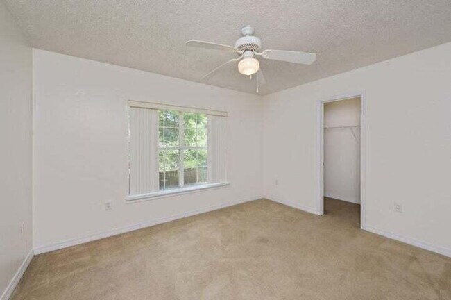 Building Photo - Move in ready Townhome in Fort Walton Beach close to Eglin AFB!
