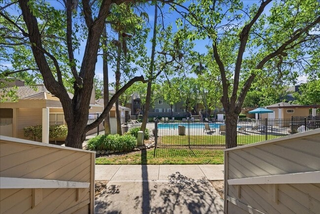 Building Photo - 1019 Dornajo Way