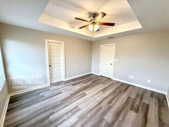 Building Photo - Spacious and Bright 3-Bedroom Home in a Co...