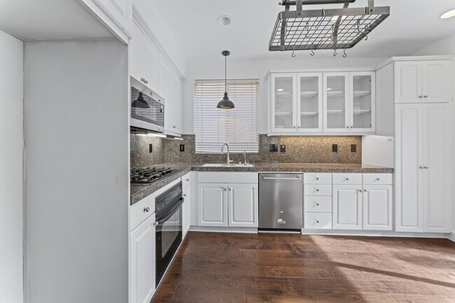 Building Photo - "Charming 3-Bedroom Haven with 2.5 Baths in Santa Clarita – Spacious 1694 Sq Ft Home Awaits!"