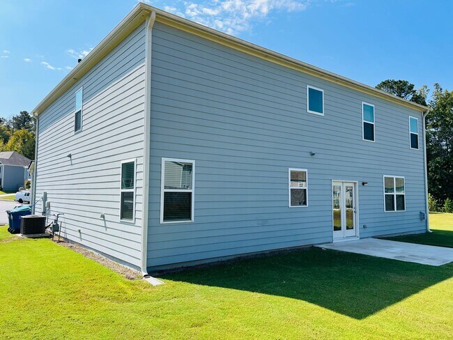 Building Photo - WOW! 5 bedrooms, 4.5 baths with a guest be...
