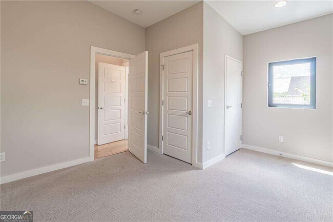 Building Photo - 472 Martin St SE