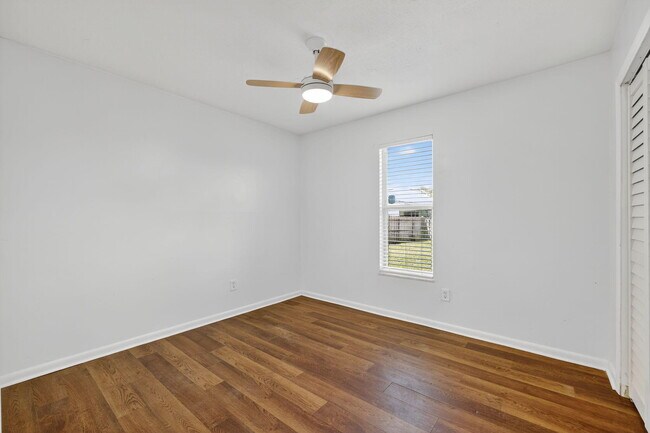 Building Photo - 561 SE Karrigan Terrace