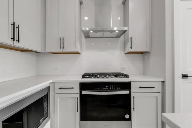 Building Photo - 911 Echo Pk Dr