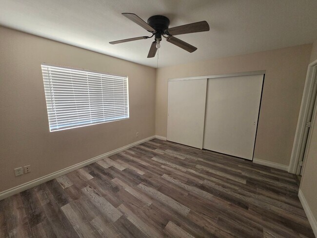 Building Photo - Two Bedroom Two Bathroom Duplex in Hemet!