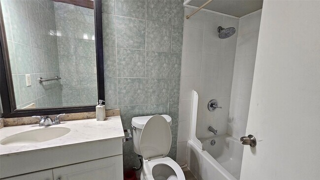 Building Photo - 15303 Gran Vista Dr
