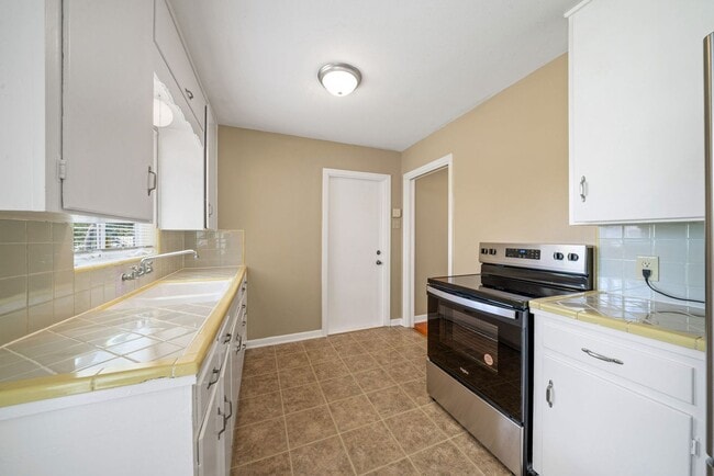 Building Photo - 3 Bedroom/1 Bathroom Ridgeview Subdivision