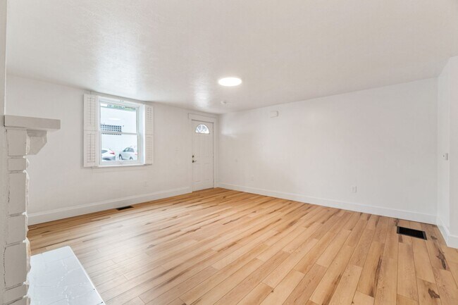 Building Photo - Luxury 3 bed 2 bath, large courtyard, amaz...