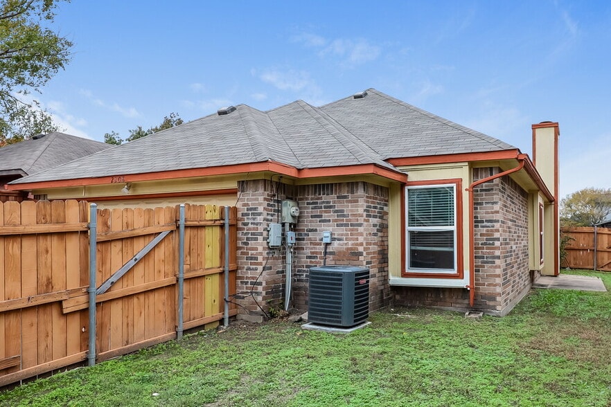 Building Photo - 2208 Browning Dr