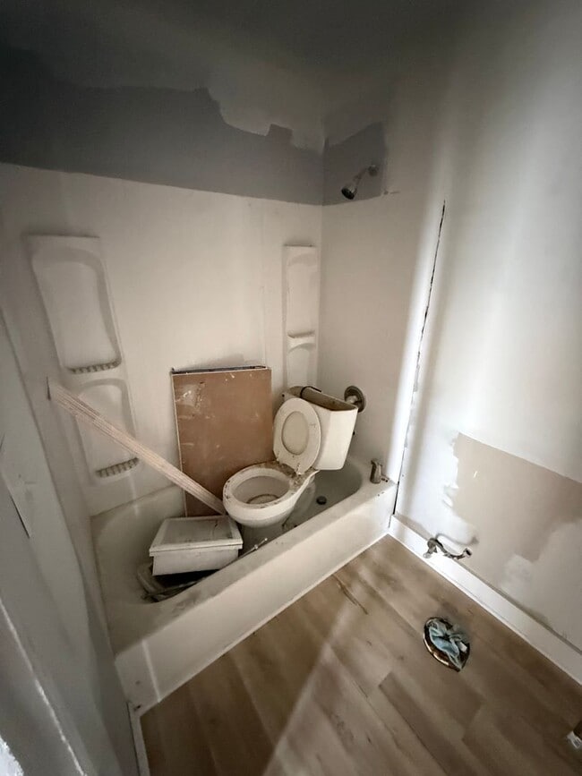 Building Photo - Newly Renovated 2 Bedroom Apartment in Bal...