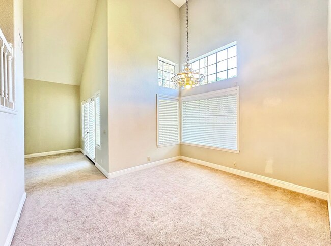 Building Photo - Beautiful 5B/3BA Home in Rancho Bernardo A...