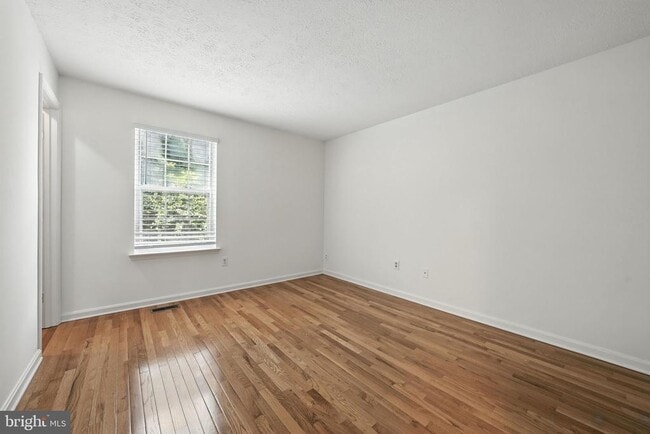 Building Photo - 18202 Macrae Ct