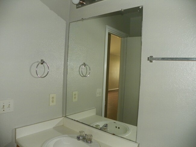 Building Photo - 2221 Creekside Ln
