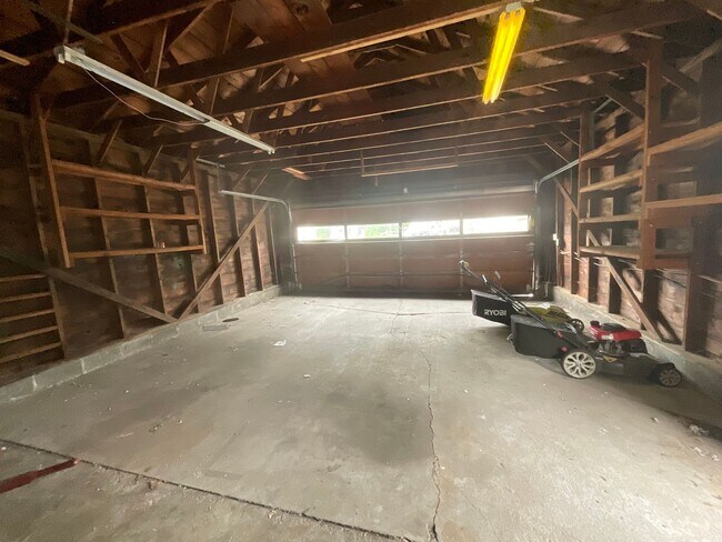 Building Photo - 3 Bed, 2 Bath Home with 2- Car Garage/Shop...