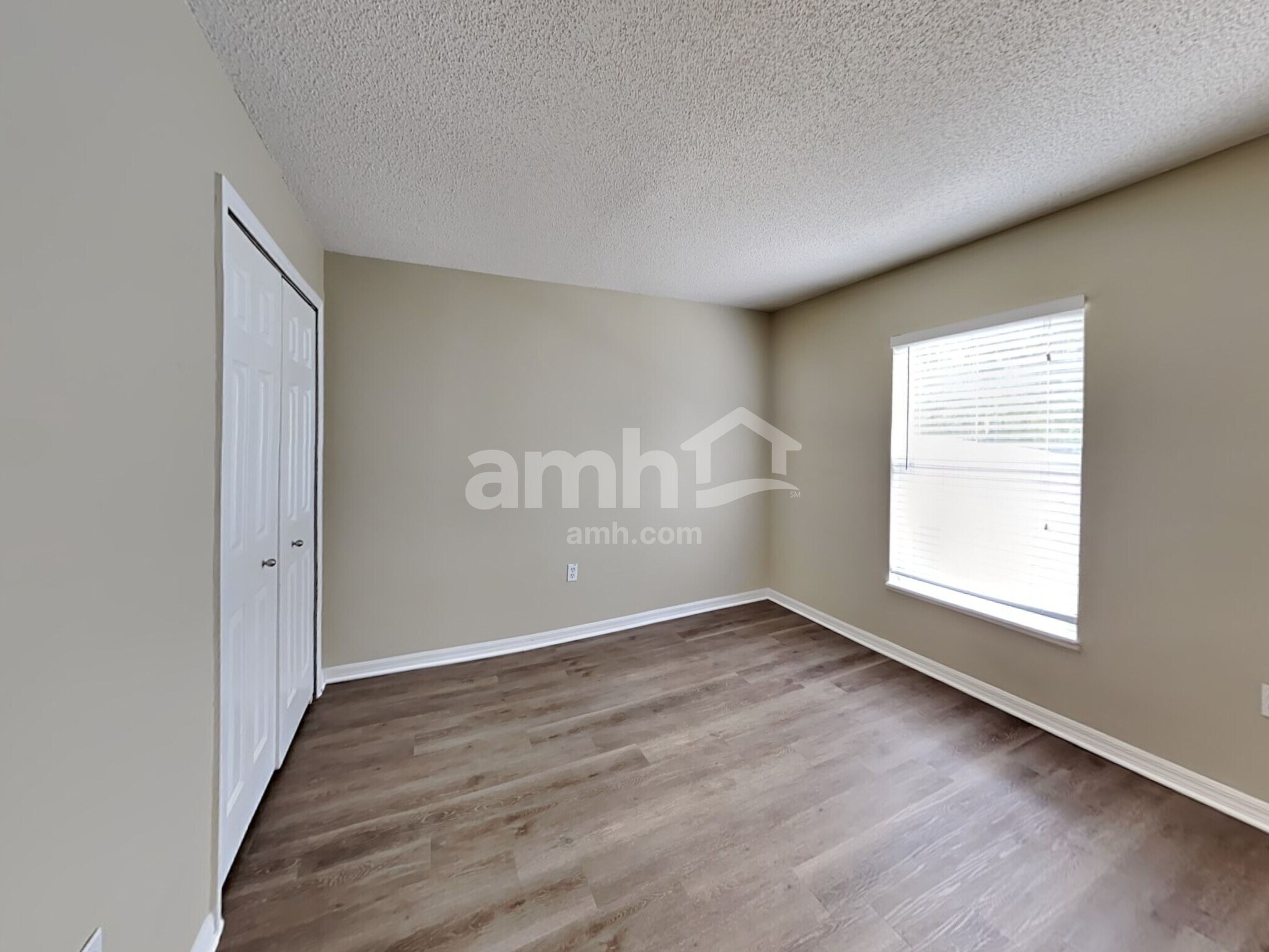 Building Photo - 25012 Hyde Park Blvd