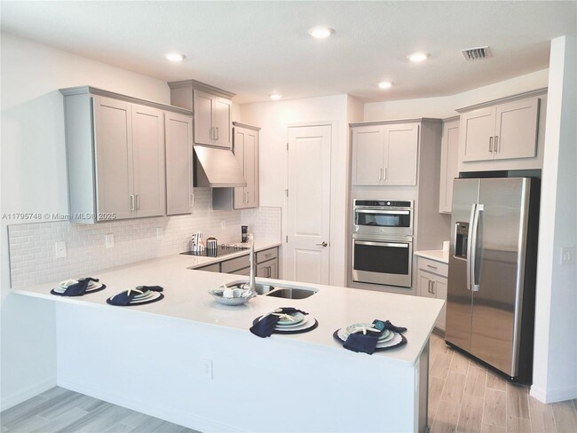 Building Photo - 5647 Ficus Aurea St