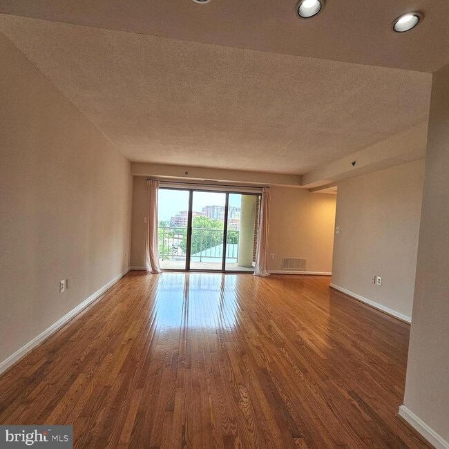 Building Photo - 505 E Braddock Rd