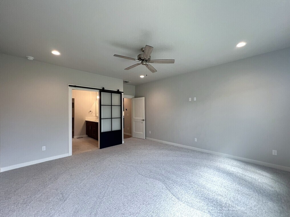 Building Photo - 2282 S Hurd Ave