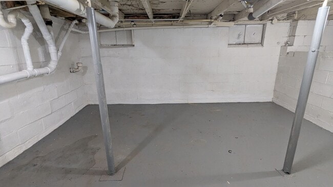 Building Photo - Welcome to this charming 3-bedroom, 1-bathroom home in Akron - Section 8 Welcome