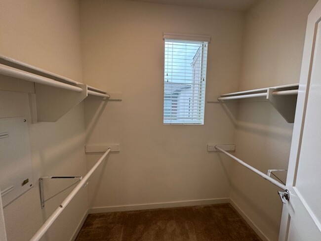 Building Photo - Newer 3 bedroom townhome in Simi Valley