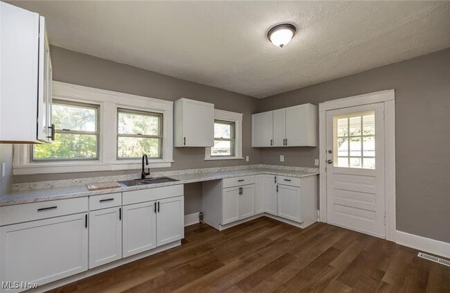 Building Photo - 353 S Maple St