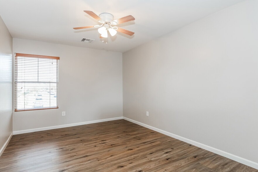 Building Photo - 7014 S 40th Ln