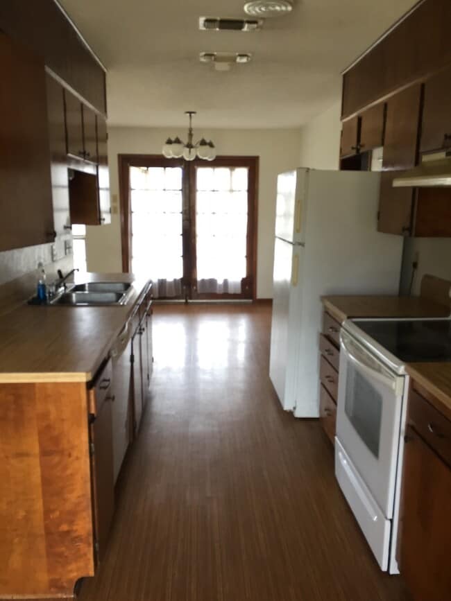 Building Photo - 3 Bedroom 1.75 Bath with a Spacious Lot