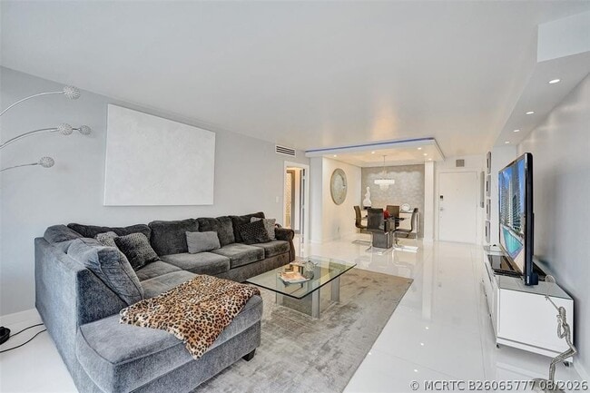 Building Photo - 2030 S Ocean Dr