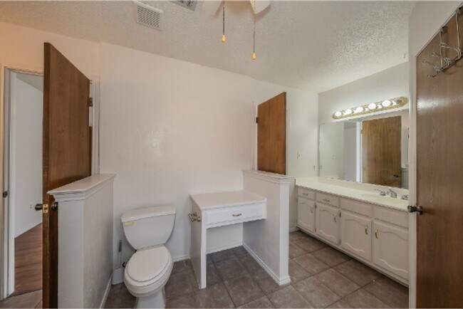 Building Photo - 6753 Spoonwood Ln