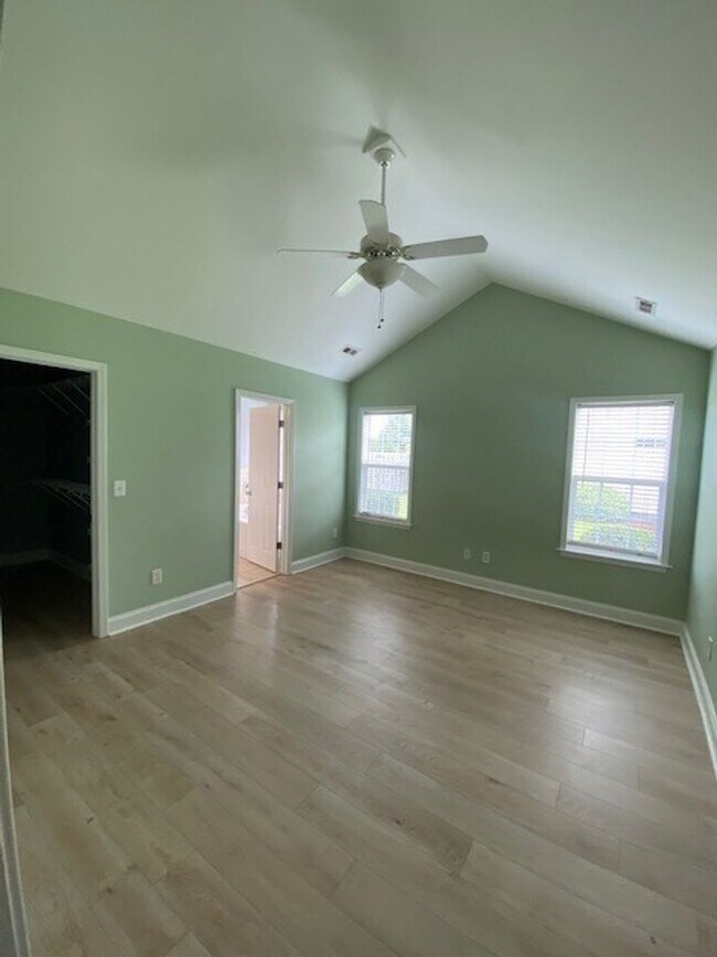 Building Photo - Welcome to this stunning 3-bedroom, 2-bathroom home located in Courntey Pines