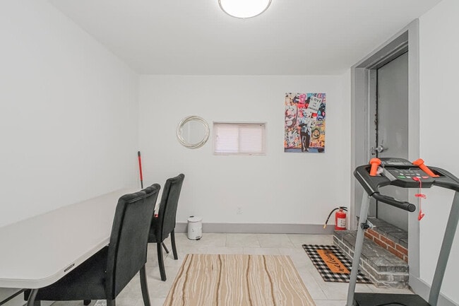 Building Photo - 479 Putnam Ave