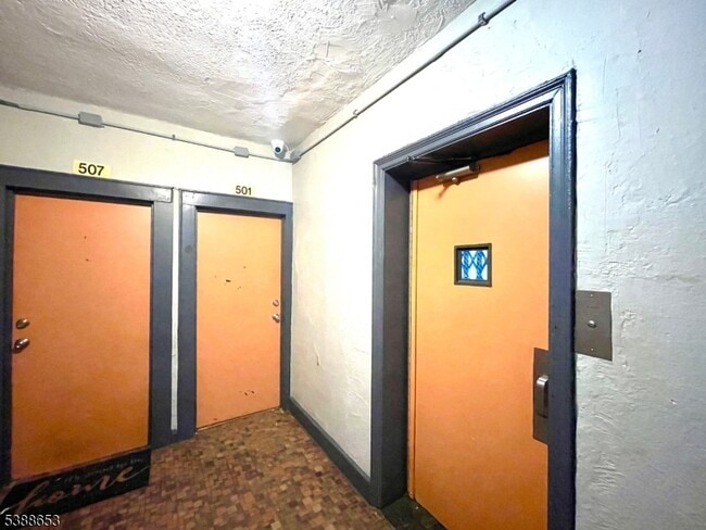 Building Photo - 17 Elwood Pl