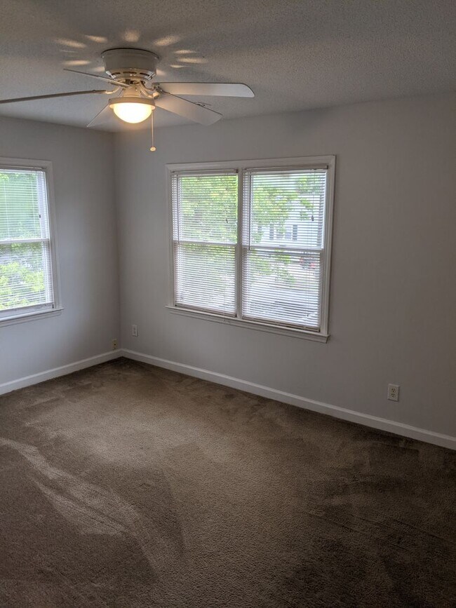 Building Photo - 105 Starlite Dr