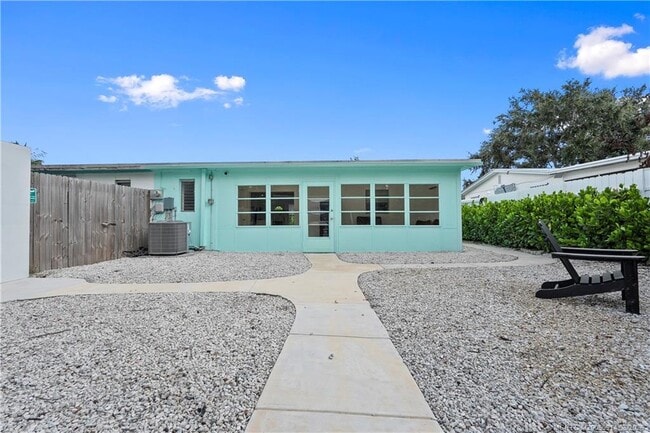 Building Photo - 30 SW Hideaway Pl