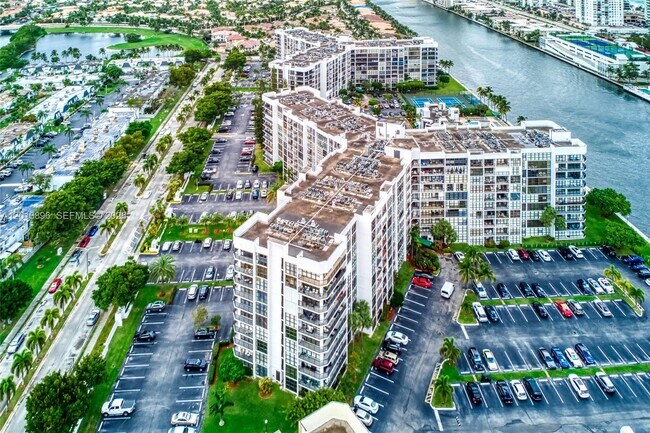 Building Photo - 800 Parkview Dr