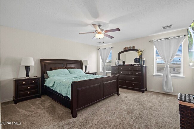 Building Photo - 212 S Manzanita Dr