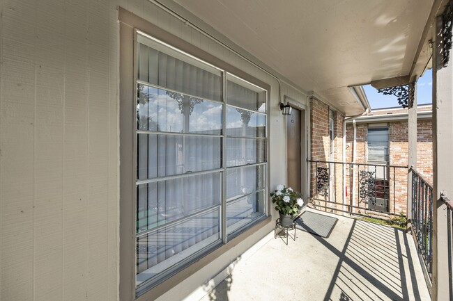 Building Photo - 9616 Long Point Rd