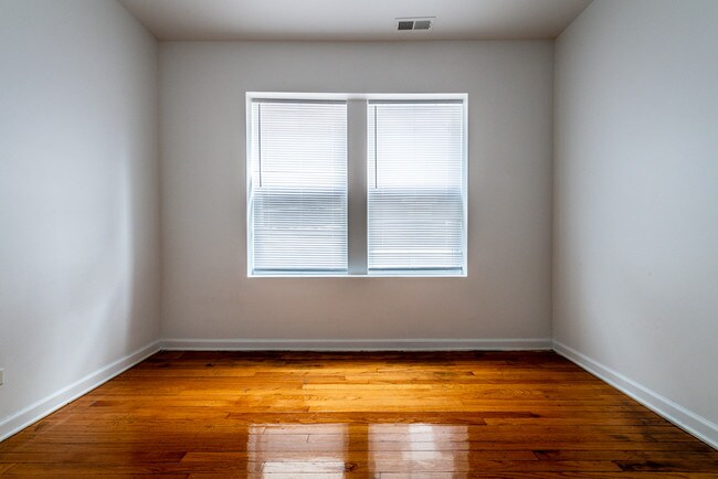 Building Photo - 1101-1105 N Lawler Ave