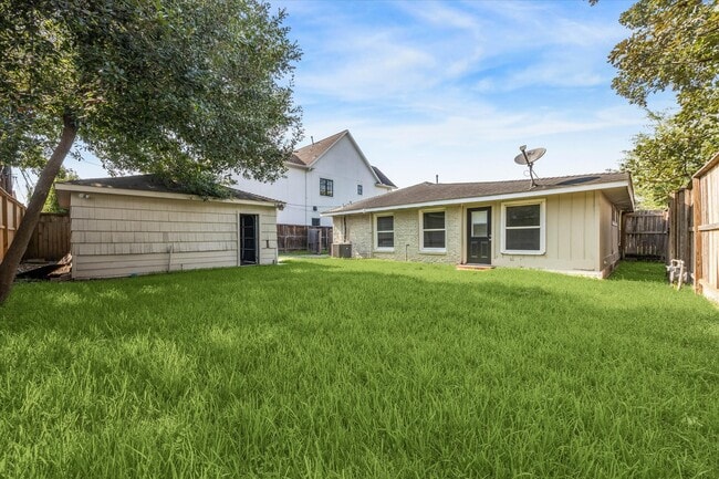 Building Photo - 3607 Blue Bonnet Blvd
