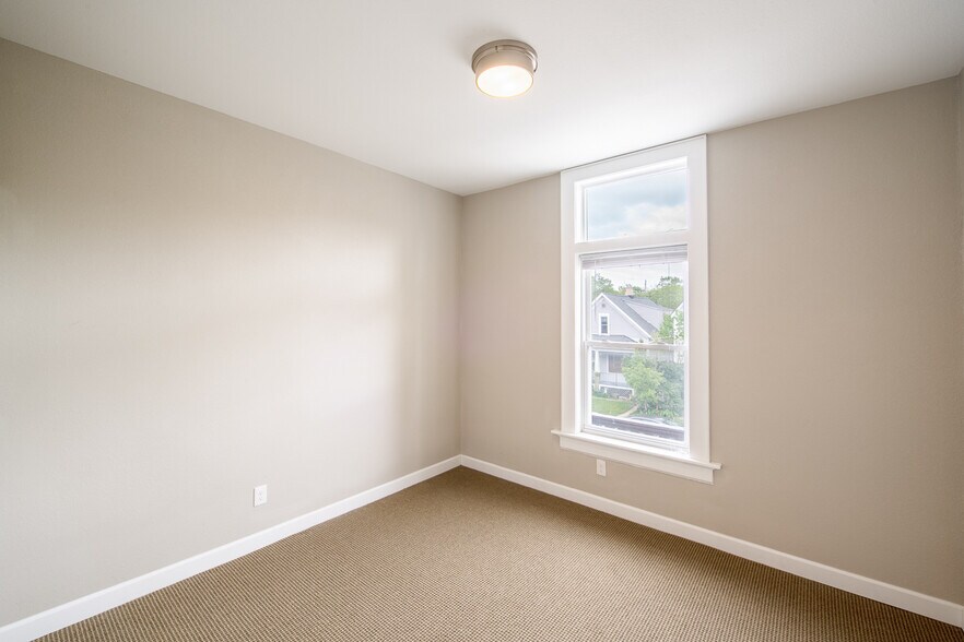 Building Photo - 2507 S Howell Ave