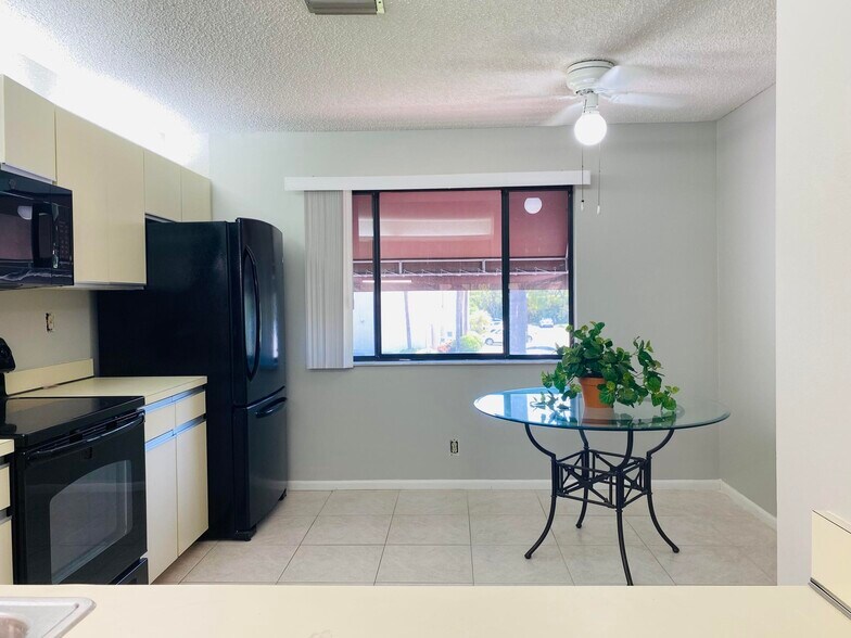 Building Photo - 5040 Rose Hill Dr