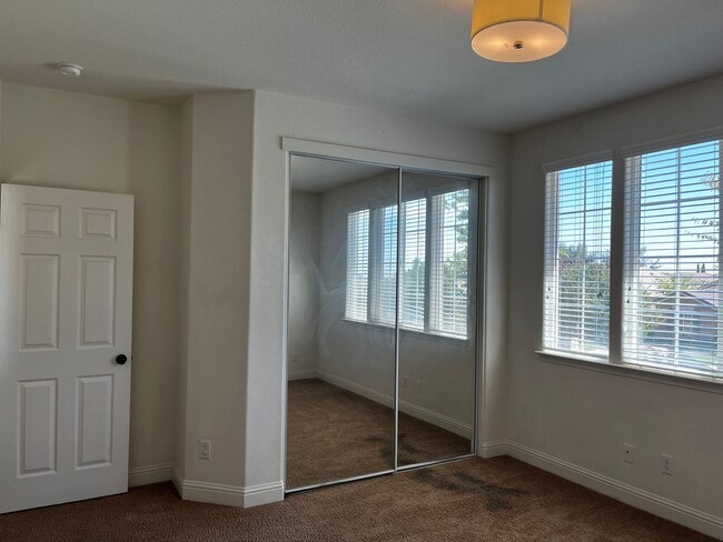 Building Photo - Executive 4 Bedroom, 2.5 Bathroom 2100 Sqf...