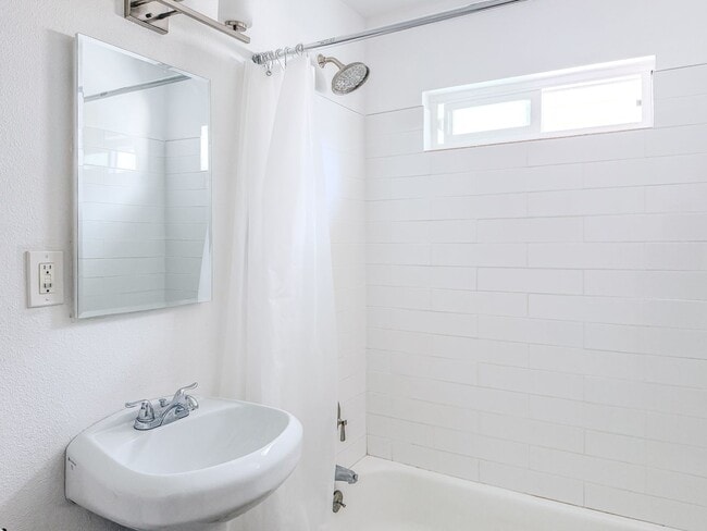 Building Photo - 2 Bed 1 Bath Beach House | Inboard | Silve...