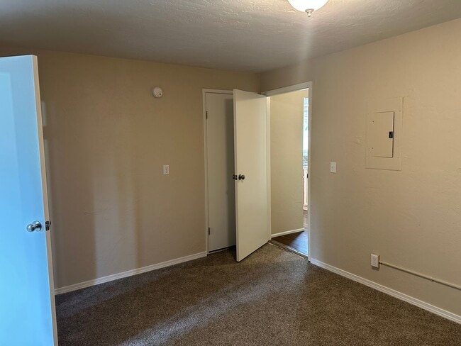 Building Photo - Unique 4 bed 1 1/2 bath duplex in Springfi...
