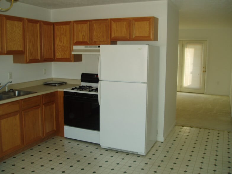 Kitchen with dishwasher, stove, refrigerator with ice-maker - 327 Garfield St