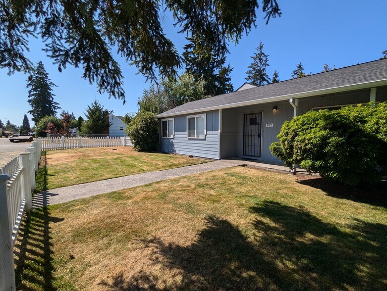 Building Photo - 821 S 117th St